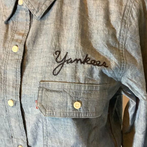 Nwt Levi's blue NY Yankees embroidered MLB blouse size medium - Picture 6 of 10